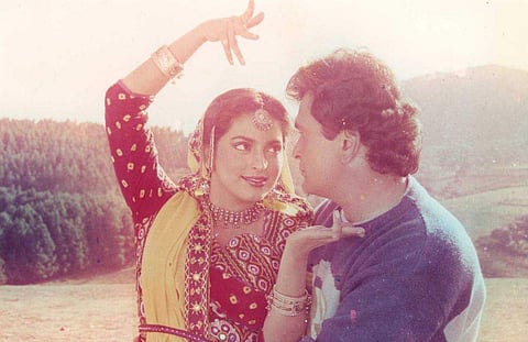 Juhi Chawla and Rishi Kapoor in 'Bol Radha Bol'. (Photo | Twitter)