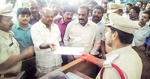 MP JC Diwakar Reddy lodging a complaint against Kadiri CI Gorantla Madhav in Tadipatri police station  on Friday | Express