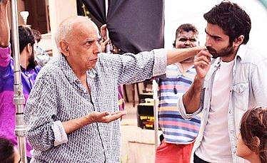 Mahesh Bhatt with Varun Mitra at the sets of 'Jalebi'. (Photo: Twitter)