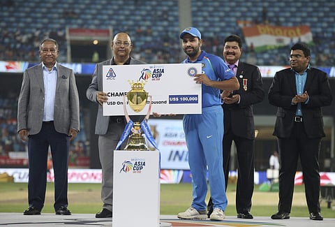 Coach Ravi Shastri has praised Rohit's calm demeanour during their victorious Asia Cup campaign, a trait that he has picked up from his illustrious predecessor. (Photo | AP)