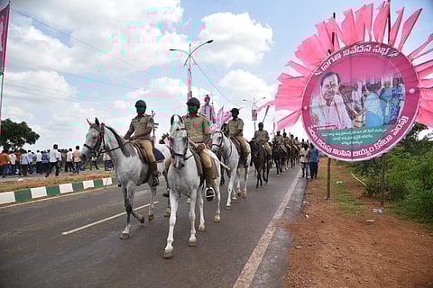 On-road police protection at TRS's Pragathi Nivedhana Sabha (EPS | S Senbagapandiyan)