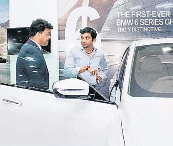 Narain Karthikeyan, India’s first F1 driver, checks out a car | Express