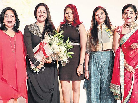 Tamil actress Jyotika Saravanan distributed gifts to the salon  staff members  Ashwin Prasath