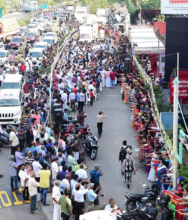At 4 PM, the participating women raised their hands forward took a pledge to uphold and protect the renaissance values and to support the constitutional principles of gender equality. (Photo | S Sanesh/EPS)