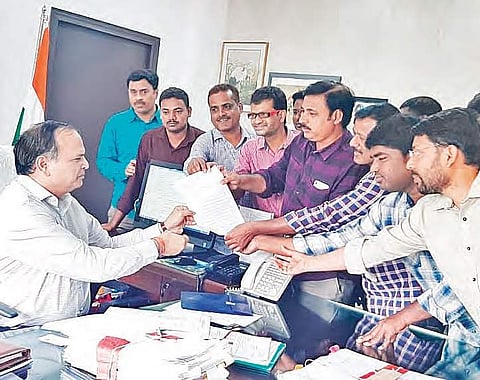 Journalists submit a memorandum to Chief Secretary SK Joshi at Secretariat on Friday