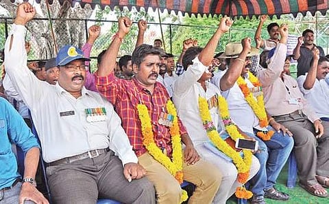 Joint Action Committee (JAC) members of Andhra Pradesh Sainikula Hakkula Porata Samithi launched a two-day relay hunger strike (Photo |EPS)