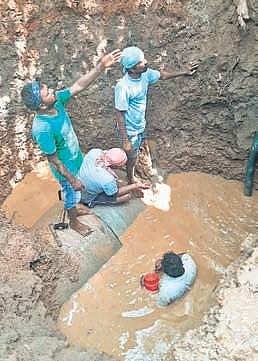 GMC workers repairing drinking water supply (Photo |EPS)