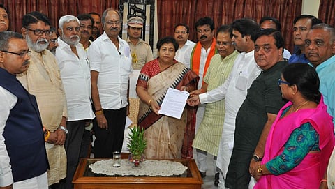 Senior BJP leaders handing over the memorandum to Chhattisgarh governor Anusuiya Uikey at Raj Bhawan in Raipur. (Photo| EPS)