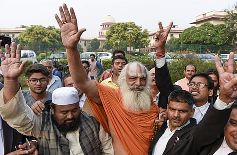 Mahant Dharam Das of the Nirwani Akhara with Jamaat Ulama-e-Hind president Molana Suhaib Qasmi at Supreme Court premises in New Delhi. (Photo | PTI)