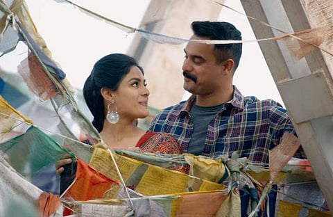 Tovino Thomas and Samyuktha Menon in Nee Himamazhayayi song from the film 'Edakkad Battalion 06'. (Screengrab)
