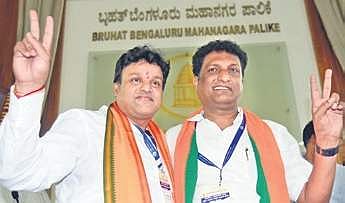 Mayor Goutham Kumar and deputy Mayor Ramamohan Raju after winning the BBMP election | NAGARAJA GADEKAL