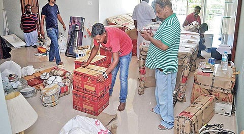 Residents packing their belongings with the help of headload workers  | A Sanesh