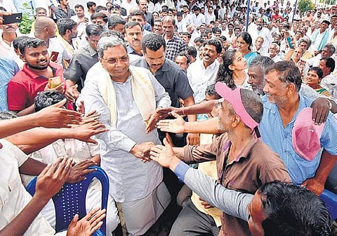 Siddaramaiah meets Kuruba community members in Mysuru I UDAYSHANKAR S