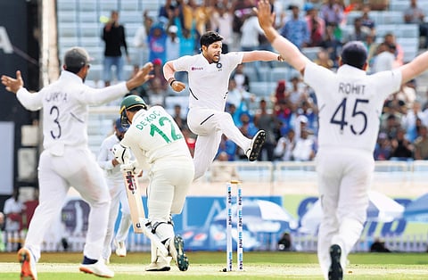 India’s Umesh Yadav (centre) sends Quinton de Kock’s off-stump cartwheeling in the second innings as South Africa continued their free fall at the JSCA International Stadium in Ranchi on Monday | Sportzpics