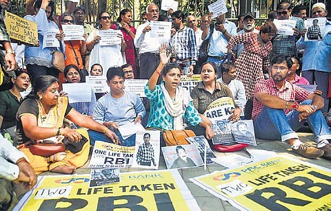 A file photo of PMC Bank depositors protest in Mumbai over RBI’s curb on withdrawal of money. (Photo | PTI)