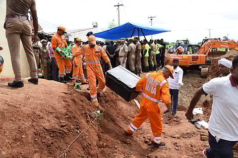 NDRF team arrives to save Sujith in Tiruchy. (Photo | EPS, MK Ashok Kumar)