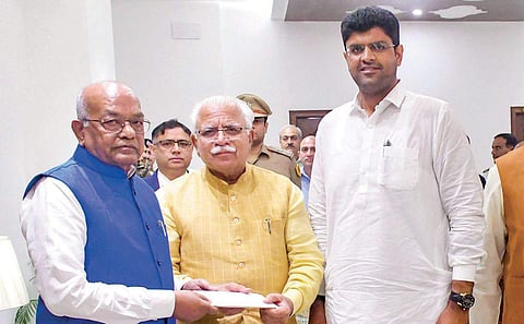 Haryana Chief Minister-designate Manohar Lal Khattar with JJP chief Dushyant Chautala meets Governor Satyadeo Narain Arya to stake claim for forming the next government in the State, at Raj Bhavan in Chandigarh. ( Photo | PTI )