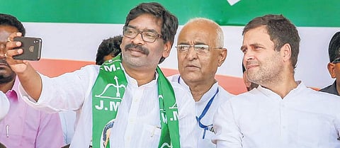 Congress leader Rahul Gandhi with JMM acting president Hemant Soren in Jharkhand. (Photo| PTI)
