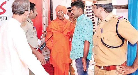 Swami Agnivesh with cops after the bid to attack him in Thiruvananthapuram