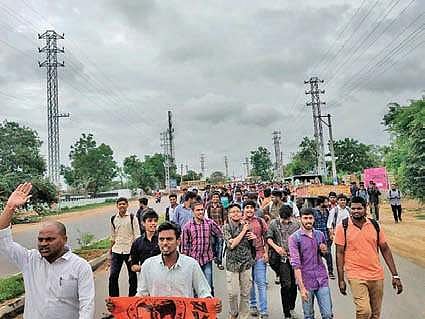 Students protesting at Mahatma Gandhi Institute of Technology in Kokapet (Photo |EPS)