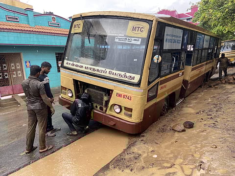MTC bus stuck in ditch in Ennore on Wednesday | EXPRESS