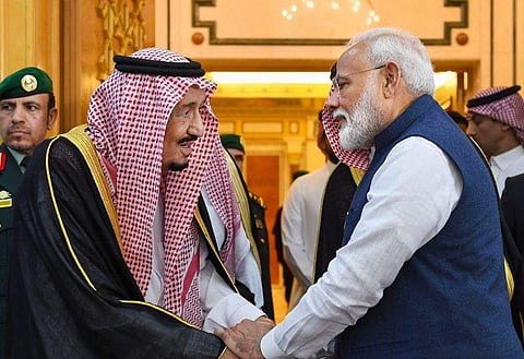 PM Modi shakes hands with Saudi King Salman bin Abdulaziz Al Saud in Riyadh on October 29, 2019. (Photo | Twitter)