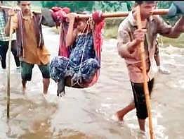 Pregnant woman taken on doli  for 16 km to hospital in Salur mandal (Photo |EPS)