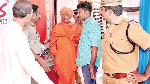 Swami Agnivesh with cops after the bid to attack him in Thiruvananthapuram