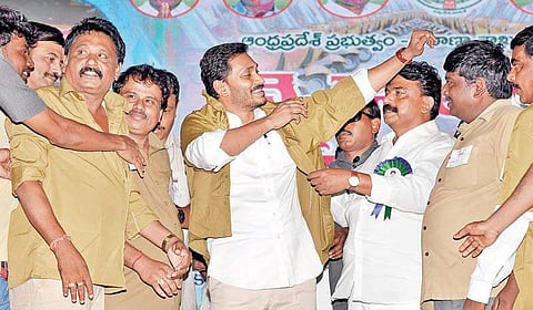 Chief Minister YS Jagan Mohan Reddy wears khaki shirt during launch of Vahana Mitra scheme in Eluru on Friday (Photo |EPS)
