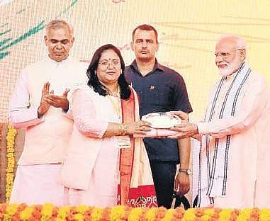 Pedapalli District Collector A Sri Devasena collects award for her district's first rank in cleanliness (Photo |EPS)