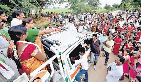 Huzurnagar Congress candidate Padmavathi during an election campaign at Ramakrishna thanda on Monday