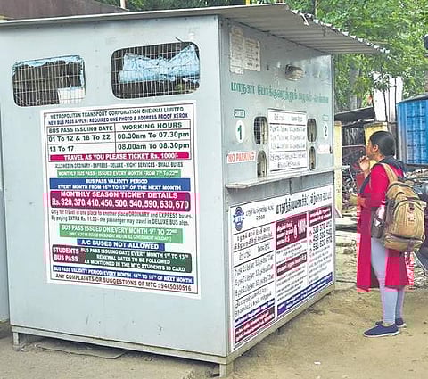 Commuters renew their passes in Adyar or Thiruvanmiyur|  Ashwin Prasath
