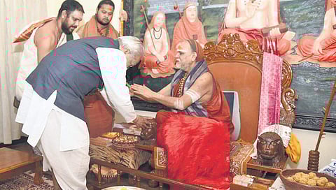 Governor Biswabhusan Harichandan seeks blessings of Swamy Swaroopanandendra Sarasawati on the occasion of the latter’s birth anniversary at Sarada Peetham in China Mushidiwada, Visakhapatnam, on Thursday I Express