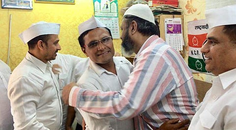 Members of Mumbai Dabbawala Association celebrating the SC verdict on Ram Janmabhoomi at Bhendi Bazar in South Mumbai. (Photo | Express)
