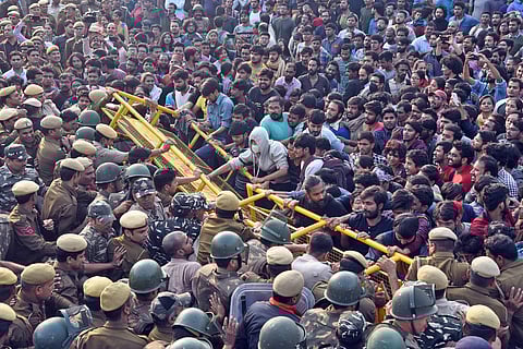 Delhi Police stop Jawaharlal Nehru University JNU students who were staging a protest over the hostel-fee hike and the administration's alleged 'anti-students' policy. (Photo | Parveen Negi, EPS)