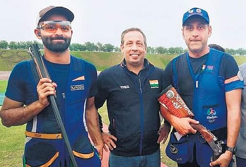 Angad Bajwa (L) & Mairaj Khan (R) did a 1-2 in men’s skeet