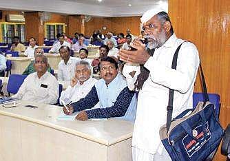 Farm labourer Revanasiddppa Pujari address a meeting in Kalaburagi
