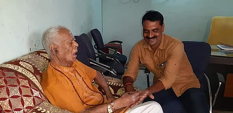  Vashishtha Narayan Singh writing a mathematical formula on a visitor's palm. (Photo | Express)