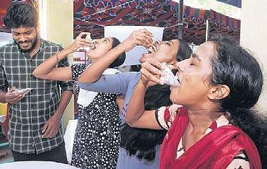 Students eating live oyster at the food and Agri-Aqua festival at CMFRI in Kochi. The food item with rich medical value was brought to the fest from the farm fields after depuration  A Sanesh