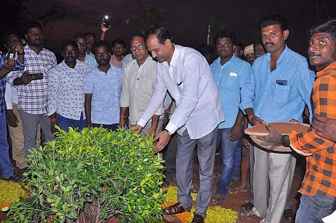 YSRC MLA G Srinivasa Reddy planting samplings in Narasaraopet| Express