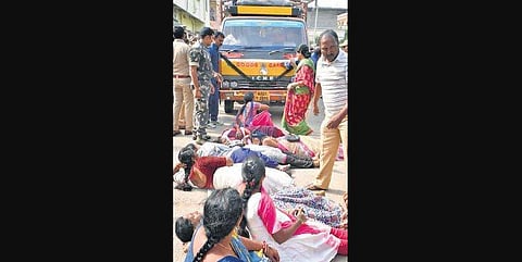 The police successfully foiled the protest by arresting many leaders of the TSRTC employees’ unions overnight and keeping a few others under house arrest.