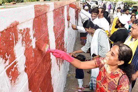 A team of residents and volunteers from Jayanagar participated in Paint for a Cause to paint the walls of Byrasandra lake along with Uday B Garduchar MLA Chikpet constituency Gangambike Mallikarjun Jayanagar councillor and Mallikarjun congress leader| Nag