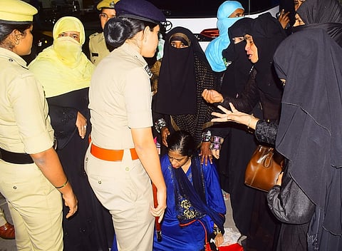 Scores of IMA Investors satage protest in fornt of the closed down outlet in Shivajinagar| Pandarinath B