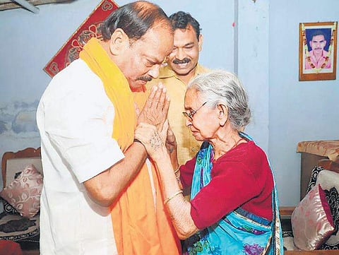 Jharkhand CM seeks blessings from his mother before filing nomination papers for contesting state Assembly elections 2019, in Jamshedpur on Monday | Pti