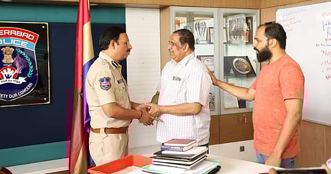 Prashanth's father Babu Rao speaking to Cyberabad police commissioner VC Sajjanar. (Photo | EPS)