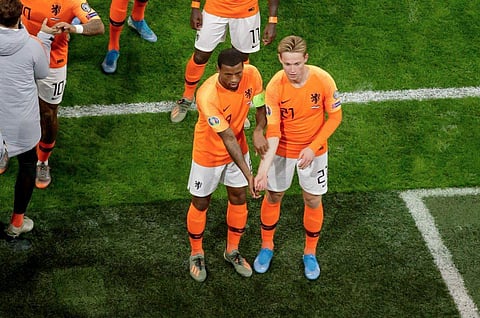 Georginio Wijnaldum and Frenkie de Jong joined on the sidelines to bring their arms together to draw attention to their different skin colour. (Photo | Twitter @BarcaWatch)