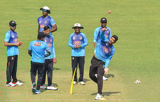 While a handful of Indian players have pink-ball experience, having played three domestic seasons of Duleep Trophy under lights, the Bangladeshi squad would be facing the challenge for the first time. Bangladesh have struggled in batting and only Mushfiqur Rahim posted a 50-plus score in the Indore Test. (Photo | PTI)