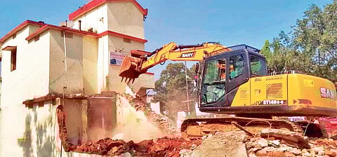 Eviction drive going on near Jeypore bus stand| Express