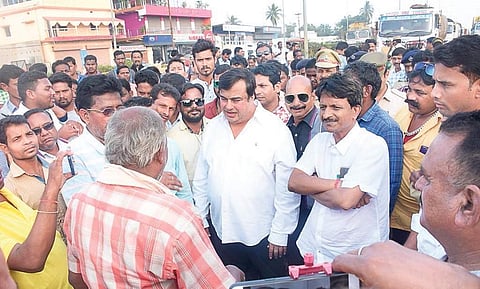 Rural Development Minister Susanta Singh and Deputy Government Chief Whip Rohit Pujari discussing with agitating farmers at Baraipali