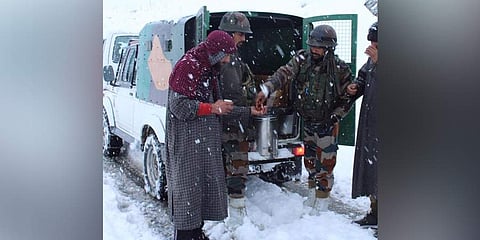 Army personnel helping the stranded locals at Zojila Pass after a heavy snowfall. (Photo | Express)